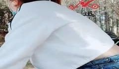 户外骚姐妹露脸跟狼友互动撩骚，又想要刺激又怕人看