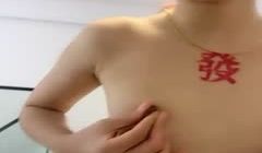 瘦瘦的山东妹子，卖力口交包皮鸡鸡手持镜头有点晃动
