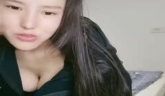 新来的大奶美女全程露脸伺候小哥，把小鸡巴舔成大鸡