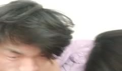 真实感很强的纯情少女让小哥镜头前玩弄直播赚外快，
