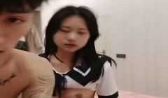 制服妹子被渣男男友拉回来直播做爱，深喉吃屌，无套