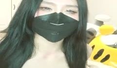 网红脸肉嘟嘟的妹子，一个人偷偷的躲在卧室中，道具