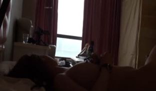 美女模特被三人组强行迷翻,中途不断醒来强行捂住,