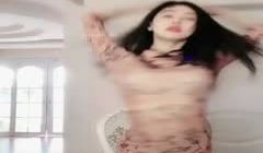《疯狂抖音》美新娘5 美女喝高了洒酒疯耍的点大当