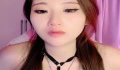 大眼长相妖艳气质女神，垂虹齿白，黑丝情趣装，电竞