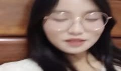 带眼镜长相甜美的妹子，做直播，勾引狼友想看逼需要