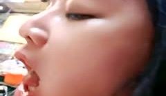 户外网红 露脸手持镜头骚货 卫生间里面掰穴特写，