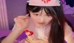 你的04女友，全程露脸护士情趣装让渣男玩弄，吃奶
