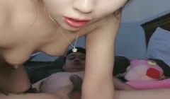 血盆大口里面是粉红的蚌肉，黑丝长腿和男友无套啪啪