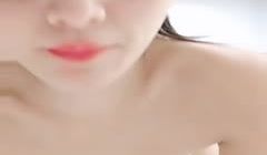 眼镜妹子过了年还是一样的套路，侧入无套啪啪打桩式