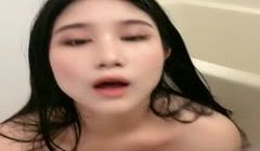 碎花裙子戏精美女，大黑牛自慰露脸骚的很，在黑木耳