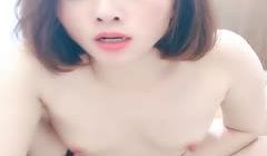 短发轻熟女露脸卧室床上道具自慰掰穴，深插阴道忘我