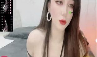 大眼萌御姐范露脸人间尤物勾引哥哥，足交大屌角法惊