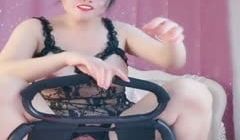 小哥哥双飞两个颜值婊子美少妇，情趣椅子加持女上位