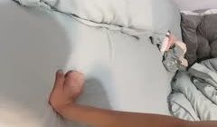 这鸡巴真黑丝啊，全程露脸玩弄小少妇口交大鸡巴舔逼