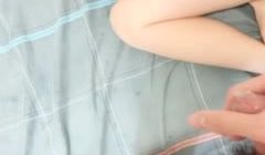 姐妹花的4P生活，躺在床上被两个小哥玩弄，享受着