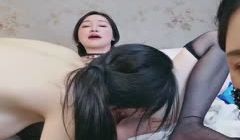 极品粉鲍鱼小乔吃不饱，把炮友榨干了携两个轻熟女闺