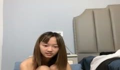 假期快乐露脸学妹穿上丝袜让小哥在逼的位置剪个洞洞