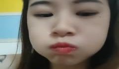 镜头前的小骚逼吃饱喝足全程露脸玩大黑牛，与小姐妹