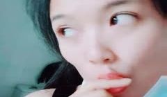 看了秒硬的户外主播，逼里塞着跳蛋跑到学校操场发骚