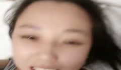 良家辣妈露脸跟小哥酒店开房啪啪，开档黑丝连体情趣