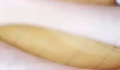 零零后女孩，奶水已备好。边做爱边喷奶，这景观稀罕