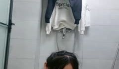 露脸姐妹花跟小哥哥一起大秀直播，道具抽插玩弄骚穴