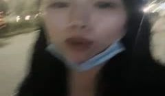 骚女夜晚户外带大黑牛自慰，找了个厕所震动逼逼头部
