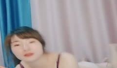 马尾辫少妇白皙大奶，脱掉胸罩两个黑葡萄，肉肉的白