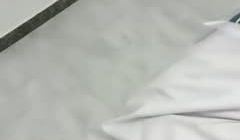 美容院的骚逼技师露脸偷偷的玩耍，给顾客服务期间自