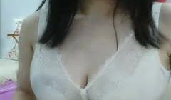 奶水很足的哺乳期少妇实在憋不住了跟小哥激情啪啪，