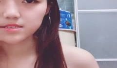 你的甜美学妹上线了，全程露脸一边跟狼友聊天一边发