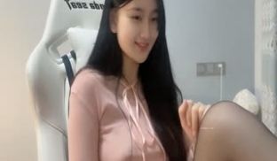 难得一见的无敌甜美超级美少女，笑起来像吃了蜜一样