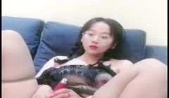清纯眼镜姑娘『可爱小骚』大黑牛塞逼出水 白皙丰臀