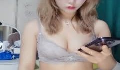 女仆装的小洛宝，卫生间蹲便器上面道具擦拭干净自慰