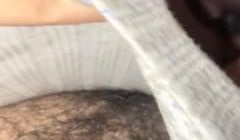女大学生宿舍里的骚女深夜偷偷的陪狼友发骚，腿毛逼