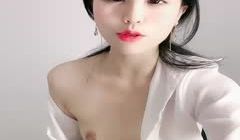 皮肤白皙红唇白虎妹子，白衬衣制服诱惑自慰骚穴，黑