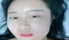 皮肤白皙的眼镜妹妹露脸粉色道具自慰，逼逼湿漉漉再