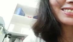 骚气熟女前台上班中跳蛋自慰诱惑，撩起衣服露奶子开