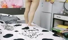 平胸小骚妹露脸性感展示，听狼友指挥自慰骚穴，撅着