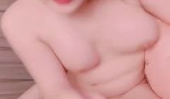 气质高挑妹子自慰玩肛塞，躺下掰分红穴等待大屌操 