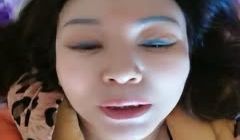 丝袜熟女骚妈全程露脸早上起来就发骚，尿尿给狼友看