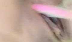 骚气墨镜妹子户外厕所自慰秀 脱掉裙子逼逼塞着跳蛋