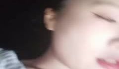 颜值不错的美女主播露脸户外小河边勾搭钓鱼的小哥激