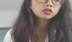 云云小尤物全程露脸小骚牌，黑丝齐逼小短裙诱惑，带