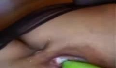 快手 美味熟女 ·萨琳娜 ♈· 拿着一根削好的黄