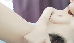 身材苗条的长发妹子 露奶诱惑 单腿穿着丝袜 撅着