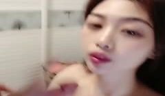 气质少妇用有线大号道具自慰，震动刺激阴蒂，再给老