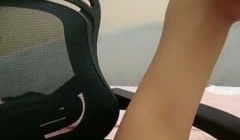 气质无毛女神露脸黑丝诱惑，口交假鸡巴听狼友指挥各