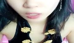少妇的沦陷欲望的爱河，露脸少妇先玩3P后玩4P两